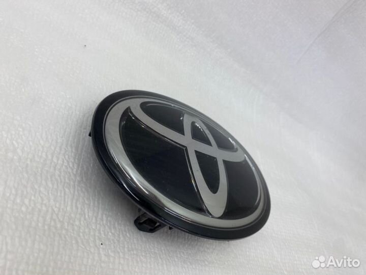 Эмблема передняя Toyota Camry V70 2018-2021