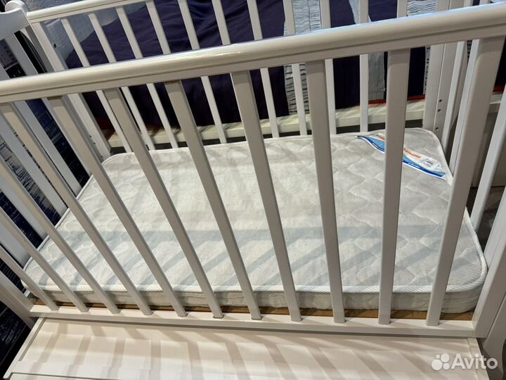 Детская кроватка и комод с пеленальным столиком