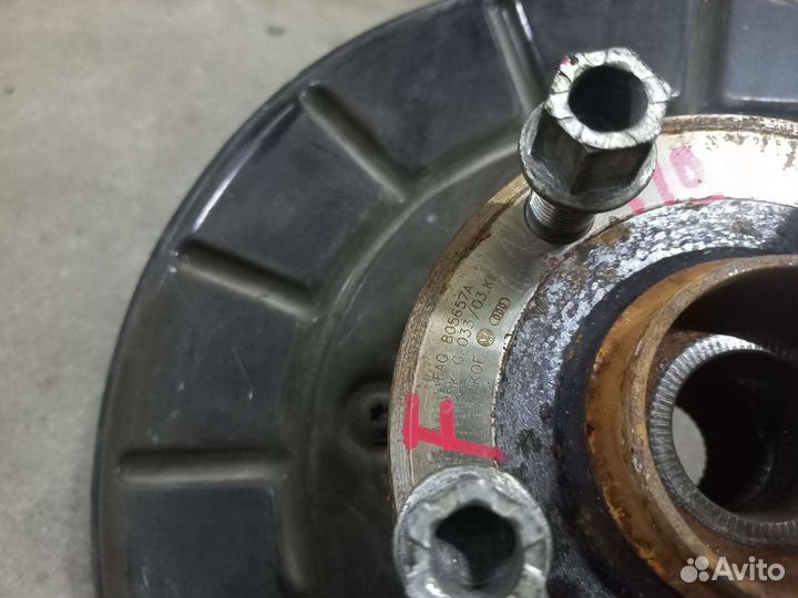 Кулак передний VW Tiguan 1