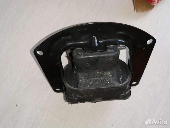 Подушка АКПП, левая опора двс Себринг, Стратус