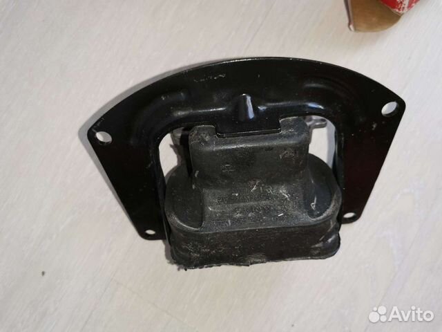 Подушка АКПП, левая опора двс Себринг, Стратус