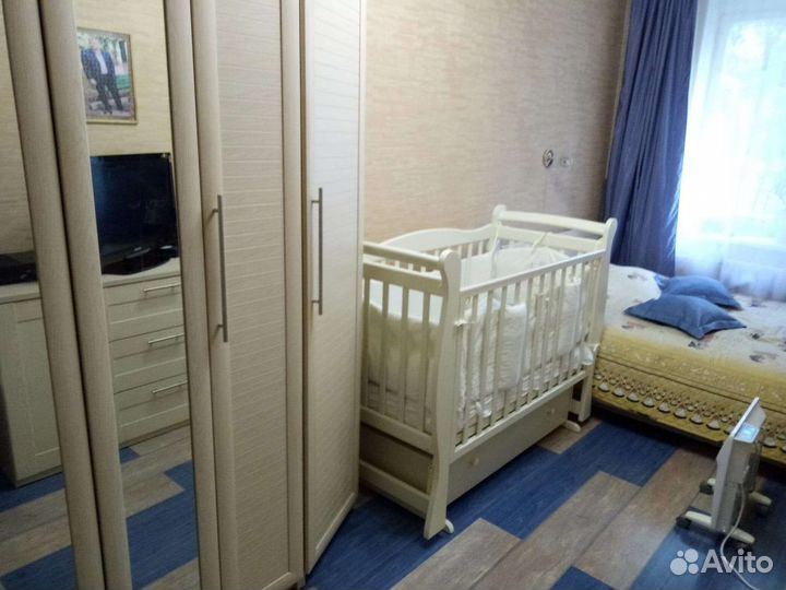 Детская кроватка с маятником и матрасом