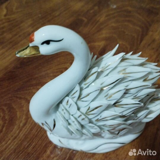 Статуэтка лебедь
