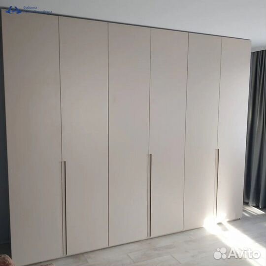 Шкаф с распашными фасадами из крашеного мдф