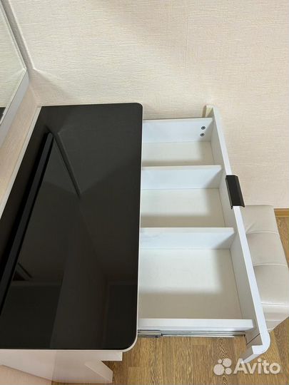 Туалетный столик с зеркалом