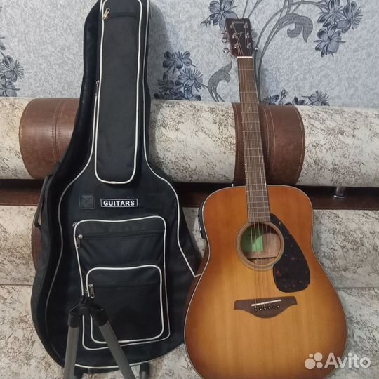 Акустическая гитара yamaha