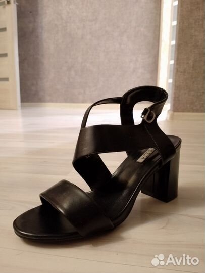 Женские вещи и обувь