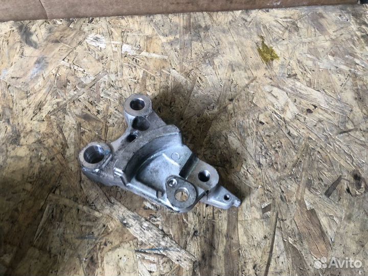 Кронштейн правый honda civic 8 5d