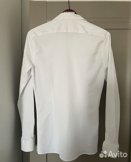 Белая мужская рубашка