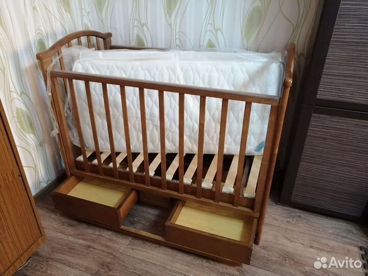 Детская кроватка с матрасом