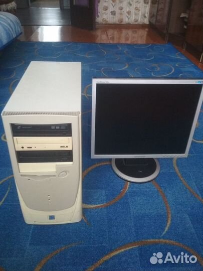 Настольный компьютер с монитором