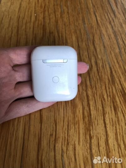 Зарядный кейс для наушников Apple AirPods