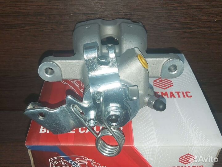 Суппорт тормозной задний левый Opel Astra h Zafira