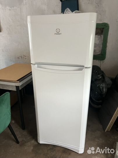 Холодильник Indesit бу