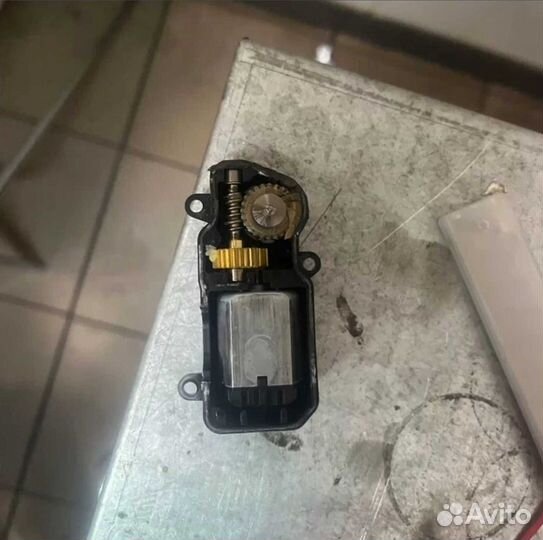 Моторчик лючка зарядки tesla 3