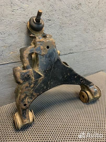 Рычаг подвески нижний передний левый Toyota Land