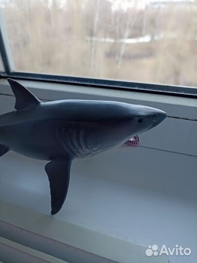 Акула игрушка серая
