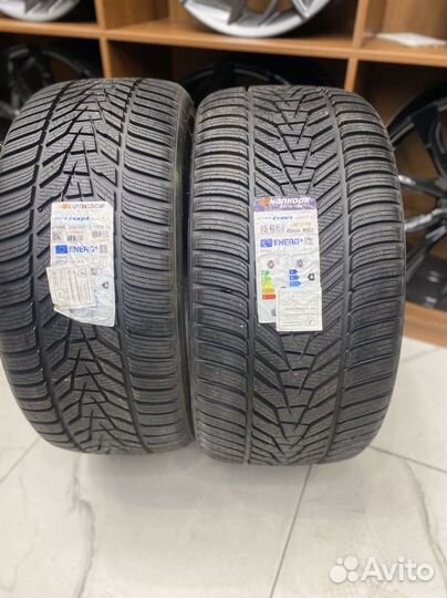 Hankook Winter I'Cept Evo 3 W330 265/35 R22 и 295/30 R22