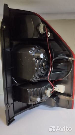 Фонарь задний внешний левый на Паджеро 3