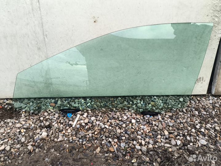 Стекло переднее левое Toyota Camry 70