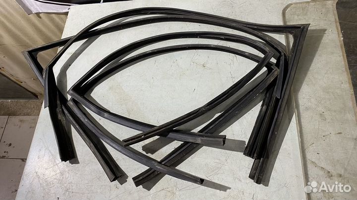 Резиновые направляющие боковых стекол BMW 7 E38