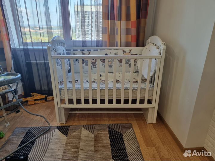 Детская кроватка с маятником, плюс матраси и бельё