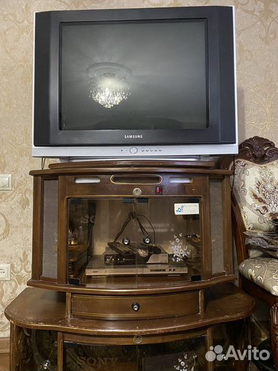 Подставка и телевизор