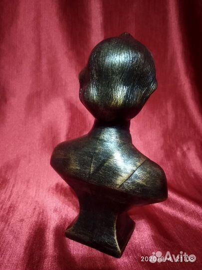 Продаю бюст Суворова