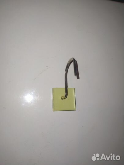 Крючек для шторы в ванной