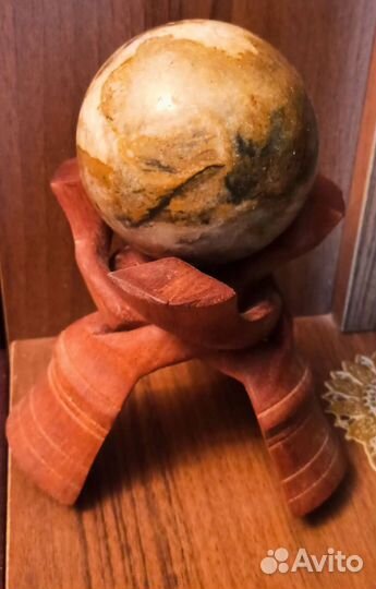 Шар из камня на подставке