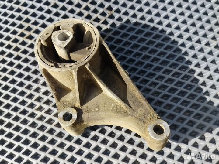 Подушка крепление двигателя Opel Astra H