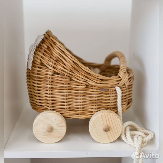Коляска для кукол плетеная