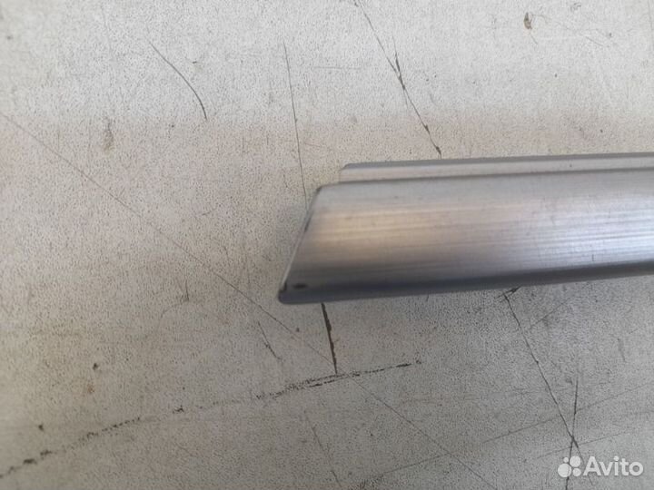 Накладка обшивки двери передняя правая Toyota Land