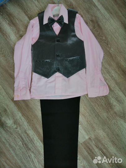Продается нарядный костюм для мальчика на 4 года
