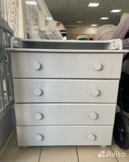 Детская кроватка с маятником и ящиком