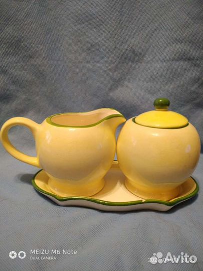 Молочник и сахарница на подносике