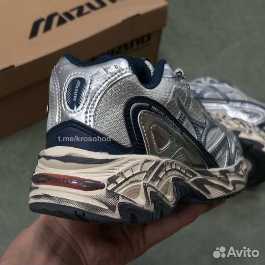 Мужские кроссовки mizuno