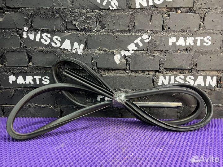 Уплотнительная резинка двери передняя правая