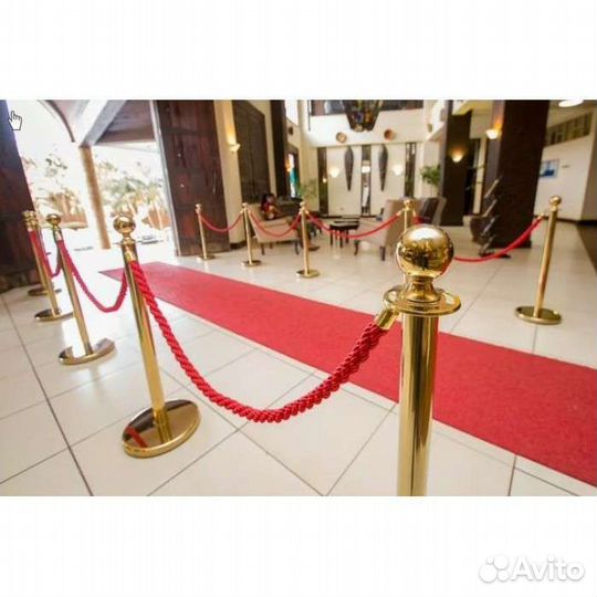 Красная дорожка и ограждения/стойки с канатами