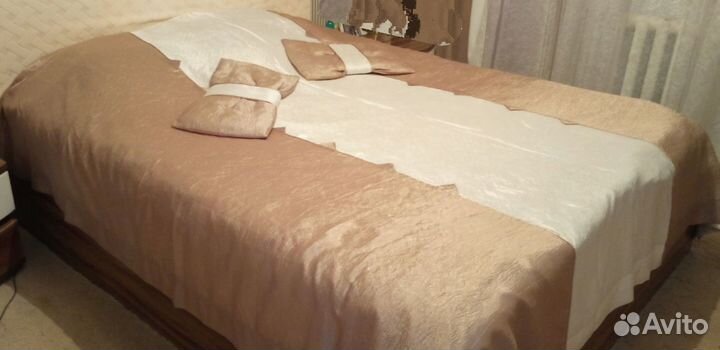 Покрывало с декоративными подушками и шторами