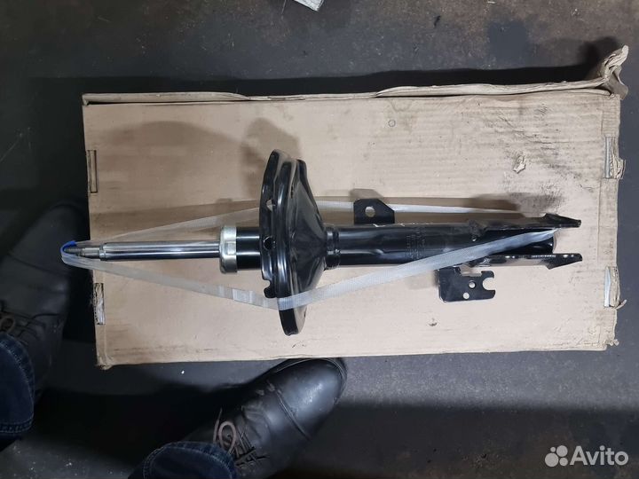 Передняя стойка амортизатора Lexus RX 2 поколение