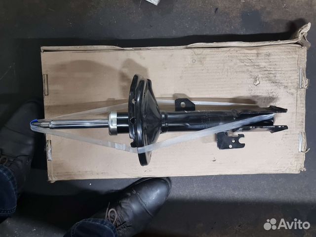 Передняя стойка амортизатора Lexus RX 2 поколение