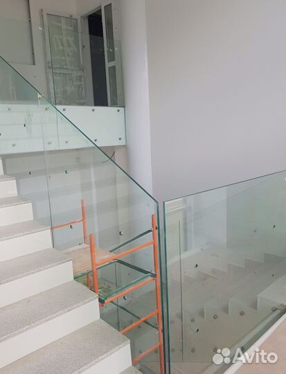 Стеклянное ограждение для лестницы