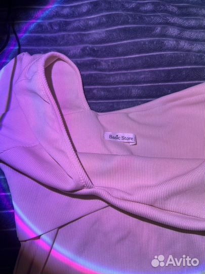 Кофта со спущенным плечом тренд