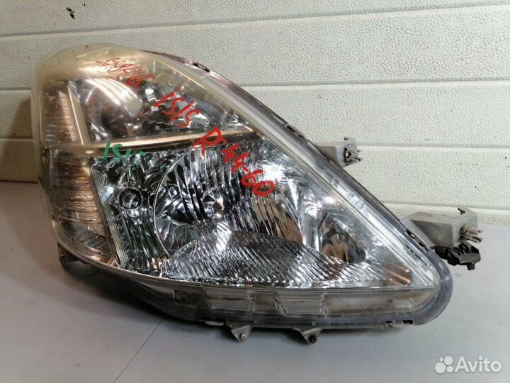 Фара правая Toyota Isis ANM10 1azfse
