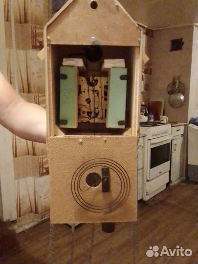 Часы с птичкой