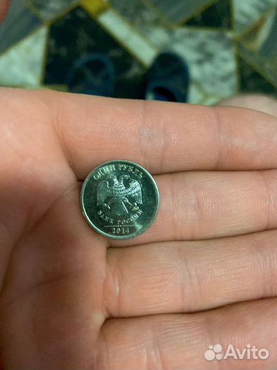 Монета 1 рубль с буквой р
