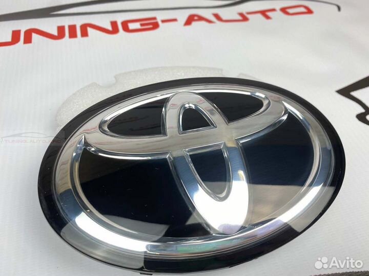 Эмблема в решетку Toyota Camry 40 L9348