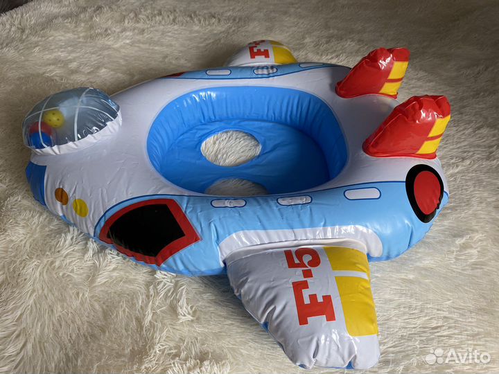 Надувной самолет с ножками