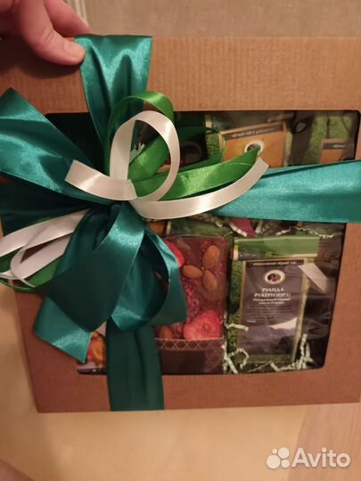 Подаросный набор (чай, шоколад, сухофрукты)